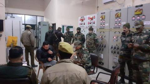 जम्मू-कश्मीर: 20,000 बिजली कर्मचारी हड़ताल पर, मदद के लिए प्रशासन को बुलानी पड़ी सेना जम्मू-कश्मीर: 20,000 बिजली कर्मचारी हड़ताल पर, मदद के लिए प्रशासन को बुलानी पड़ी सेना