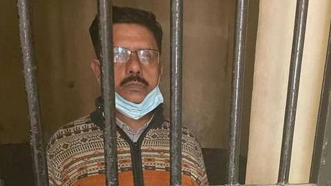 उत्तर प्रदेश: महिला कर्मचारी के साथ जबरदस्ती करने वाला सरकारी अधिकारी गिरफ्तार, सामने आया वीडियो उत्तर प्रदेश: महिला कर्मचारी के साथ जबरदस्ती करने वाला सरकारी अधिकारी गिरफ्तार, सामने आया वीडियो
