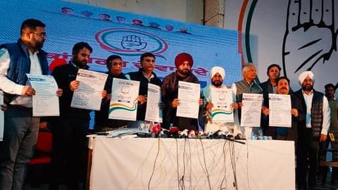 पंजाब: कांग्रेस ने जारी किया चुनावी घोषणा पत्र, एक लाख नौकरी सहित कई बड़े वादे पंजाब: कांग्रेस ने जारी किया चुनावी घोषणा पत्र, एक लाख नौकरी सहित कई बड़े वादे