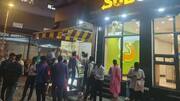 मुंबई: सबवे पर भारी पड़ा समोसा, दुकान के आगे ज्यादा भीड़ की तस्वीर वायरल