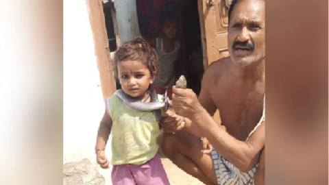 उत्तर प्रदेश: पकड़ने के बाद सांप से खेलने लगे पूर्व प्रधान, काटने से गई जान उत्तर प्रदेश: पकड़ने के बाद सांप से खेलने लगे पूर्व प्रधान, काटने से गई जान