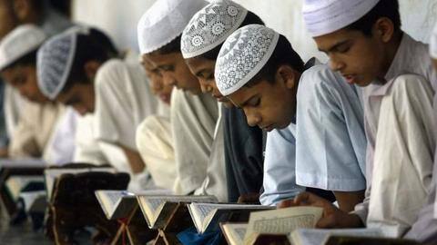 उत्तर प्रदेश: अब अंग्रेजी माध्यम में पढ़ेंगे मदरसे के बच्चे, स्मार्ट क्लास में होगी पढ़ाई उत्तर प्रदेश: अब अंग्रेजी माध्यम में पढ़ेंगे मदरसे के बच्चे, स्मार्ट क्लास में होगी पढ़ाई