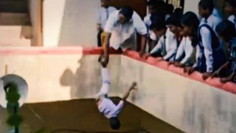 उत्तर प्रदेश: मिर्जापुर में कक्षा 2 के छात्र को छत से उल्टा लटकाया, प्रधानाध्यापक गिरफ्तार उत्तर प्रदेश: मिर्जापुर में कक्षा 2 के छात्र को छत से उल्टा लटकाया, प्रधानाध्यापक गिरफ्तार