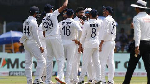 डे-नाइट टेस्ट: 109 के स्कोर पर सिमटी श्रीलंका, भारत को मिली 143 रनों की बढ़त डे-नाइट टेस्ट: 109 के स्कोर पर सिमटी श्रीलंका, भारत को मिली 143 रनों की बढ़त