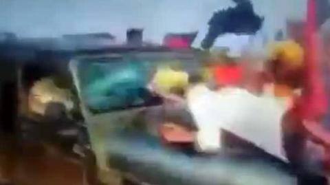 लखीमपुर हिंसा में नया वीडियो सामने आया, किसानों को पीछे से टक्कर मारती दिख रही जीप लखीमपुर हिंसा में नया वीडियो सामने आया, किसानों को पीछे से टक्कर मारती दिख रही जीप