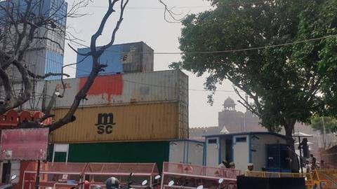 पहली बार स्वतंत्रता दिवस से पहले लाल किले के मुख्य दरवाजे के बाहर लगाए गए कंटेनर पहली बार स्वतंत्रता दिवस से पहले लाल किले के मुख्य दरवाजे के बाहर लगाए गए कंटेनर