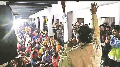 देश में कई जगहों पर रोका गया क्रिसमस का जश्न, हिंदू संगठनों ने मचाया उत्पात देश में कई जगहों पर रोका गया क्रिसमस का जश्न, हिंदू संगठनों ने मचाया उत्पात