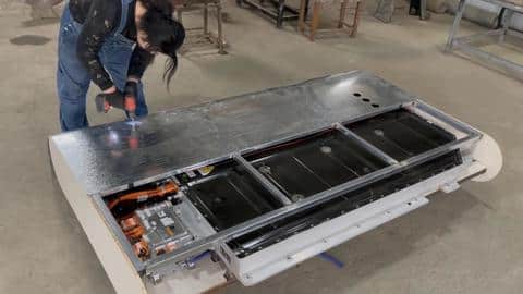 यूट्यूबर ने बनाया 27,000,000mAh का पावरबैंक, इससे चलेंगे टीवी, वॉशिंग मशीन और फ्रिज यूट्यूबर ने बनाया 27,000,000mAh का पावरबैंक, इससे चलेंगे टीवी, वॉशिंग मशीन और फ्रिज