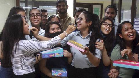 दिल्ली: एक ही सरकारी स्कूल के 51 छात्रों ने पास की NEET परीक्षा दिल्ली: एक ही सरकारी स्कूल के 51 छात्रों ने पास की NEET परीक्षा