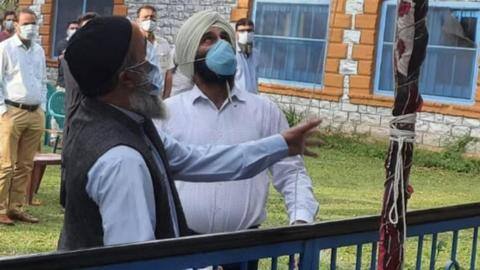 पुलवामा: स्वतंत्रता दिवस के मौके पर बुरहान वानी के पिता ने फहराया तिरंगा पुलवामा: स्वतंत्रता दिवस के मौके पर बुरहान वानी के पिता ने फहराया तिरंगा