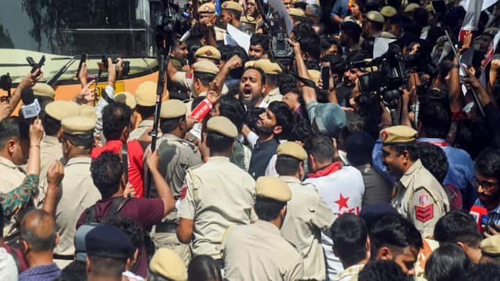 ज्ञानेश कुमार के खिलाफ दिल्ली में फिर प्रदर्शन, हिरासत में कई नेता; 5,000 जवान तैनात