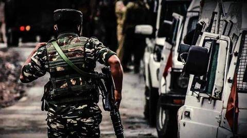 जम्मू-कश्मीर: बारामूला में आतंकियों ने CRPF पर फेंका ग्रेनेड, दो जवानों समेत छह लोग घायल जम्मू-कश्मीर: बारामूला में आतंकियों ने CRPF पर फेंका ग्रेनेड, दो जवानों समेत छह लोग घायल