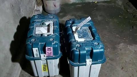पश्चिम बंगाल: मतदान से पहले TMC नेता के घर मिली EVM, सेक्टर अधिकारी निलंबित पश्चिम बंगाल: मतदान से पहले TMC नेता के घर मिली EVM, सेक्टर अधिकारी निलंबित