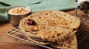रोटी और परांठे को ठीक से गर्म करने के लिए आजमाएं ये 5 आसान तरीके