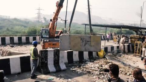 किसान आंदोलन: टिकरी बॉर्डर से बैरिकेड्स हटा रही दिल्ली पुलिस, आपातकालीन रूट खोलने की योजना किसान आंदोलन: टिकरी बॉर्डर से बैरिकेड्स हटा रही दिल्ली पुलिस, आपातकालीन रूट खोलने की योजना