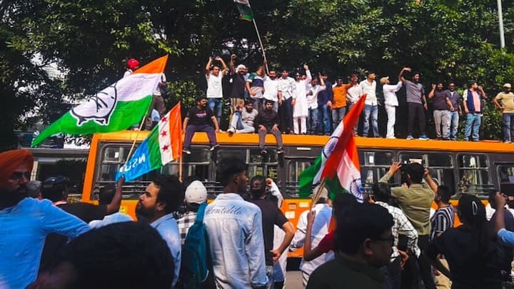 राहुल गांधी और प्रियंका गांधी ने सुप्रीम कोर्ट तक पैदल मार्च का नेतृत्व किया, याचिका दायर