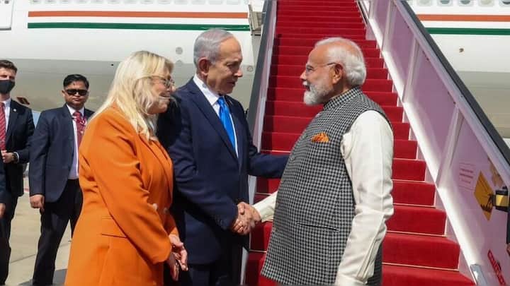 प्रधानमंत्री नरेंद्र मोदी पहुंचे इजरायल, नेतन्याहू ने अपनी पत्नी के साथ हवाई अड्डे पर स्वागत किया