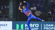IPL 2026: मिचेल स्टार्क ने एक ओवर में 3 विकेट लेकर पलटा मैच, देखें वायरल वीडियो