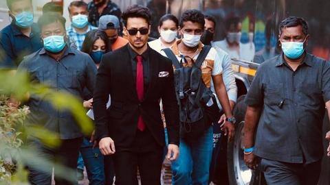 'हीरोपंती 2' का पहला शेड्यूल पूरा, सेट से वायरल हुई टाइगर श्रॉफ की तस्वीर 'हीरोपंती 2' का पहला शेड्यूल पूरा, सेट से वायरल हुई टाइगर श्रॉफ की तस्वीर