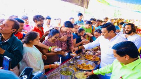 भोपाल: 1 लाख से ज्यादा फ्री गोलगप्पे खिलाकर पिता ने मनाया बेटी का पहला जन्मदिन भोपाल: 1 लाख से ज्यादा फ्री गोलगप्पे खिलाकर पिता ने मनाया बेटी का पहला जन्मदिन