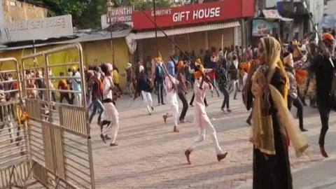 महाराष्ट्र: नांदेड़ में होला-मोहल्ला रोकने पर भीड़ ने किया पुलिस पर हमला, चार पुलिसकर्मी घायल महाराष्ट्र: नांदेड़ में होला-मोहल्ला रोकने पर भीड़ ने किया पुलिस पर हमला, चार पुलिसकर्मी घायल