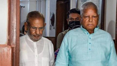 25 साल बाद लालू के साथ आए शरद यादव, अपनी पार्टी का RJD में विलय किया 25 साल बाद लालू के साथ आए शरद यादव, अपनी पार्टी का RJD में विलय किया