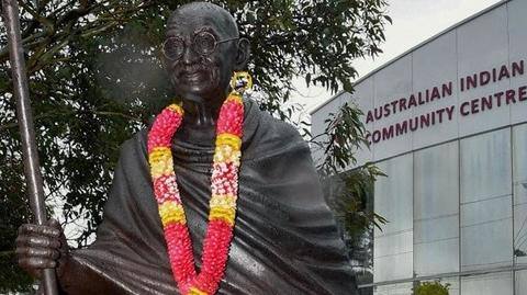 ऑस्ट्रेलिया: मेलबर्न में तोड़ी गई महात्मा गांधी की प्रतिमा, प्रधानमंत्री मॉरिसन ने बताया शर्मनाक ऑस्ट्रेलिया: मेलबर्न में तोड़ी गई महात्मा गांधी की प्रतिमा, प्रधानमंत्री मॉरिसन ने बताया शर्मनाक
