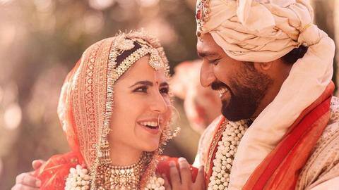 विक्की कौशल-कैटरीना कैफ ने रचाई शादी, कपल ने शेयर की तस्वीरें विक्की कौशल-कैटरीना कैफ ने रचाई शादी, कपल ने शेयर की तस्वीरें