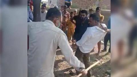 मुरादाबाद: तथाकथित गौरक्षकों ने की मुस्लिम युवक की पिटाई, पुलिस ने पीड़ित को ही किया गिरफ्तार मुरादाबाद: तथाकथित गौरक्षकों ने की मुस्लिम युवक की पिटाई, पुलिस ने पीड़ित को ही किया गिरफ्तार