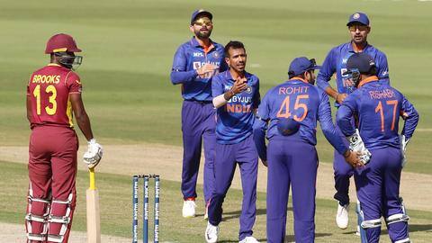 भारत बनाम वेस्टइंडीज, पहला वनडे: 176 पर सिमटी मेहमान टीम की पारी, स्पिनर्स की बेहतरीन गेंदबाजी भारत बनाम वेस्टइंडीज, पहला वनडे: 176 पर सिमटी मेहमान टीम की पारी, स्पिनर्स की बेहतरीन गेंदबाजी