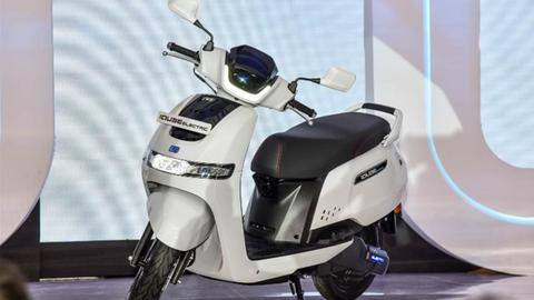 TVS के इलेक्ट्रिक स्कूटर iQube की बिक्री का आंकड़ा 1,000 पार, मार्च में सबसे ज्यादा सेल TVS के इलेक्ट्रिक स्कूटर iQube की बिक्री का आंकड़ा 1,000 पार, मार्च में सबसे ज्यादा सेल