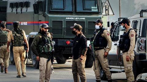 जम्मू-कश्मीर: आतंकी संगठनों से संबंध रखने के आरोप में दो पुलिसकर्मियों सहित छह कर्मचारी बर्खास्त जम्मू-कश्मीर: आतंकी संगठनों से संबंध रखने के आरोप में दो पुलिसकर्मियों सहित छह कर्मचारी बर्खास्त