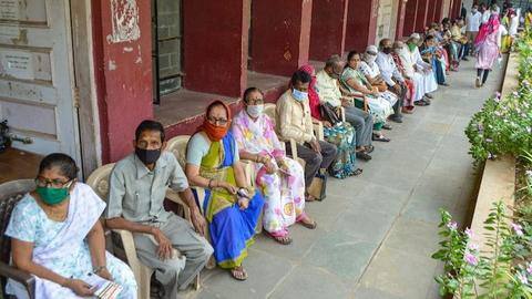 महाराष्ट्र में रोका गया 18-44 वर्ष वालों का वैक्सीनेशन, 45+ वालों को लगाई जा रही वैक्सीन महाराष्ट्र में रोका गया 18-44 वर्ष वालों का वैक्सीनेशन, 45+ वालों को लगाई जा रही वैक्सीन