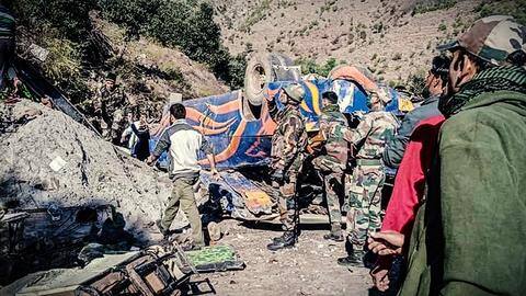 जम्मू-कश्मीर: डोडा में अनियंत्रित होकर खाई में गिरी बस, 10 लोगों की मौत जम्मू-कश्मीर: डोडा में अनियंत्रित होकर खाई में गिरी बस, 10 लोगों की मौत