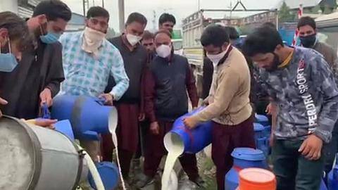 कश्मीर: घटती मांग के कारण प्रतिदिन हजारों लीटर दूध बहाने को मजबूर हुए डेयरी किसान कश्मीर: घटती मांग के कारण प्रतिदिन हजारों लीटर दूध बहाने को मजबूर हुए डेयरी किसान