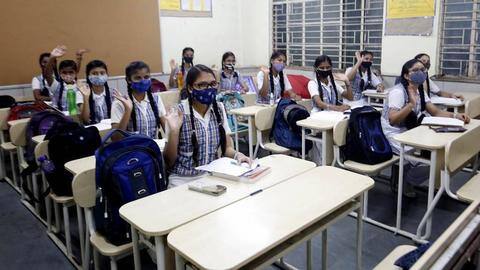 दिल्ली: 1 नवंबर से सभी कक्षाओं के लिए स्कूल खुलेंगे, सोशल डिस्टेंसिंग के लिए बनाया प्लान दिल्ली: 1 नवंबर से सभी कक्षाओं के लिए स्कूल खुलेंगे, सोशल डिस्टेंसिंग के लिए बनाया प्लान