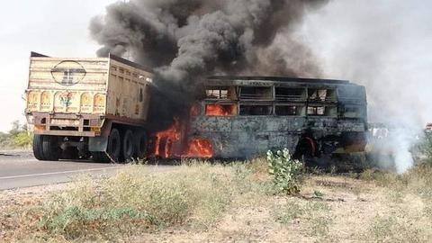 राजस्थान: टैंकर से टक्कर के बाद बस में लगी आग, 12 लोग जिंदा जले राजस्थान: टैंकर से टक्कर के बाद बस में लगी आग, 12 लोग जिंदा जले