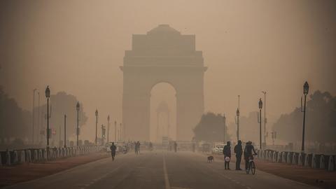 दिल्ली: पाबंदी के बावजूद जमकर चले पटाखे, सांस लेने लायक नहीं रही हवा दिल्ली: पाबंदी के बावजूद जमकर चले पटाखे, सांस लेने लायक नहीं रही हवा