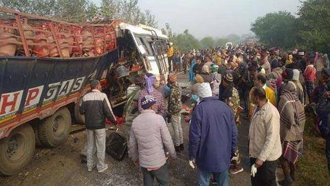 झारखंड: ट्रक और बस की भीषण टक्कर में 17 की मौत, 26 घायल झारखंड: ट्रक और बस की भीषण टक्कर में 17 की मौत, 26 घायल