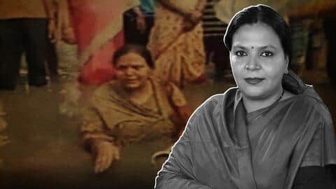 झारखंड: सड़क पर भरे गंदे पानी से नहाने लगीं कांग्रेस विधायक, किया विरोध प्रदर्शन झारखंड: सड़क पर भरे गंदे पानी से नहाने लगीं कांग्रेस विधायक, किया विरोध प्रदर्शन
