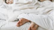 कंबल से एक पैर बाहर निकालकर क्यों सोते हैं लोग? जानिए 5 संभावित कारण