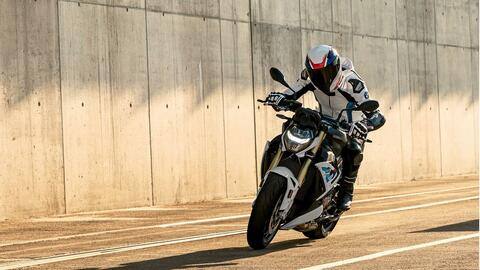 नई जनरेशन की BMW S1000 R बाइक हुई लॉन्च, जानिए क्या कुछ मिलेगा नया नई जनरेशन की BMW S1000 R बाइक हुई लॉन्च, जानिए क्या कुछ मिलेगा नया