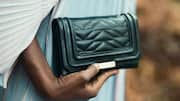 पर्स को साफ करते समय न करें ये 5 गलतियां, हो सकता है खराब