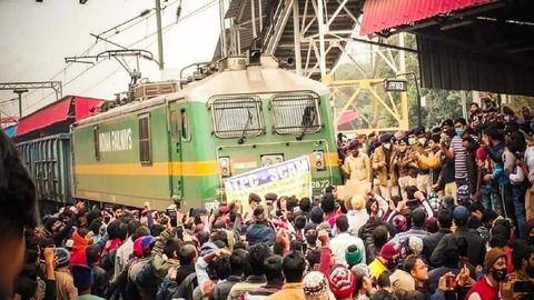 रेलवे भर्ती परीक्षा पर क्या है विवाद जिसको लेकर हिंसक प्रदर्शन कर रहे छात्र? रेलवे भर्ती परीक्षा पर क्या है विवाद जिसको लेकर हिंसक प्रदर्शन कर रहे छात्र?