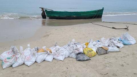 गुजरात: 200 करोड़ रुपये की हेरोइन के साथ छह पाकिस्तानी गिरफ्तार, पंजाब पहुंचनी थी ड्रग्स गुजरात: 200 करोड़ रुपये की हेरोइन के साथ छह पाकिस्तानी गिरफ्तार, पंजाब पहुंचनी थी ड्रग्स