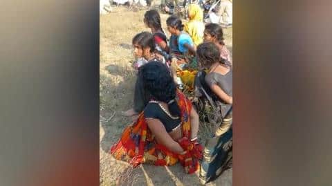 बिहार: रेत के खनन के विरोध में ग्रामीणों का पथराव; पुलिस का लाठीचार्ज, आंसू गैस छोड़ी बिहार: रेत के खनन के विरोध में ग्रामीणों का पथराव; पुलिस का लाठीचार्ज, आंसू गैस छोड़ी