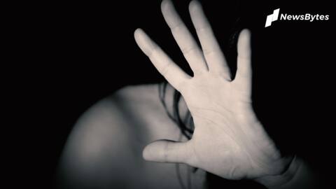 सूरत: महिला ने पुलिसकर्मी पर लगाया मास्क नहीं पहनने पर कई बार दुष्कर्म करने का आरोप सूरत: महिला ने पुलिसकर्मी पर लगाया मास्क नहीं पहनने पर कई बार दुष्कर्म करने का आरोप