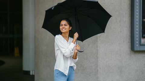 मानसून के दौरान हर लड़की की अलमारी में होने चाहिए ये कपड़े मानसून के दौरान हर लड़की की अलमारी में होने चाहिए ये कपड़े