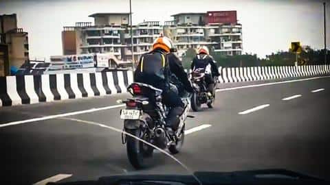 टेस्टिंग के दौरान पहली बार स्पॉट हुई यामाहा YZF-R15 V4.0 बाइक, ये फीचर्स आए सामने टेस्टिंग के दौरान पहली बार स्पॉट हुई यामाहा YZF-R15 V4.0 बाइक, ये फीचर्स आए सामने