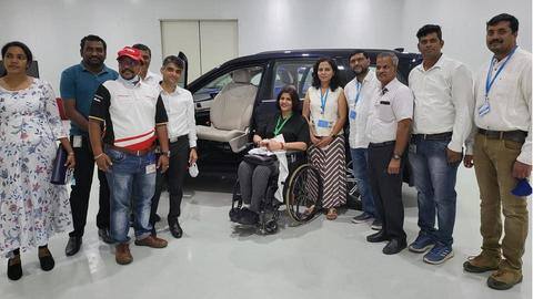 पैरालंपिक पदक विजेता दीपा मलिक के अनुरोध पर महिंद्रा ने XUV700 में बनाई स्पेशल सीट पैरालंपिक पदक विजेता दीपा मलिक के अनुरोध पर महिंद्रा ने XUV700 में बनाई स्पेशल सीट